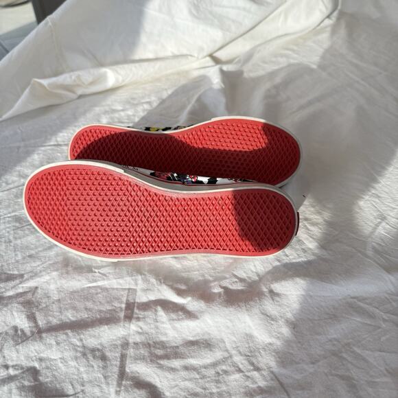 Vans Sneakers W/7.5 M/6 Black MultiColor Hello Kitty Athleisure Skate Life VGC - Picture 10 of 11